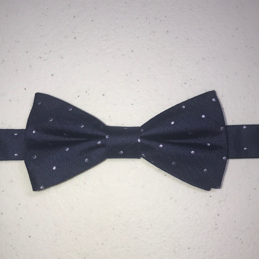 Van Heusen, Bow Tie, Like New, %100 Silk, Blue & Purple Design